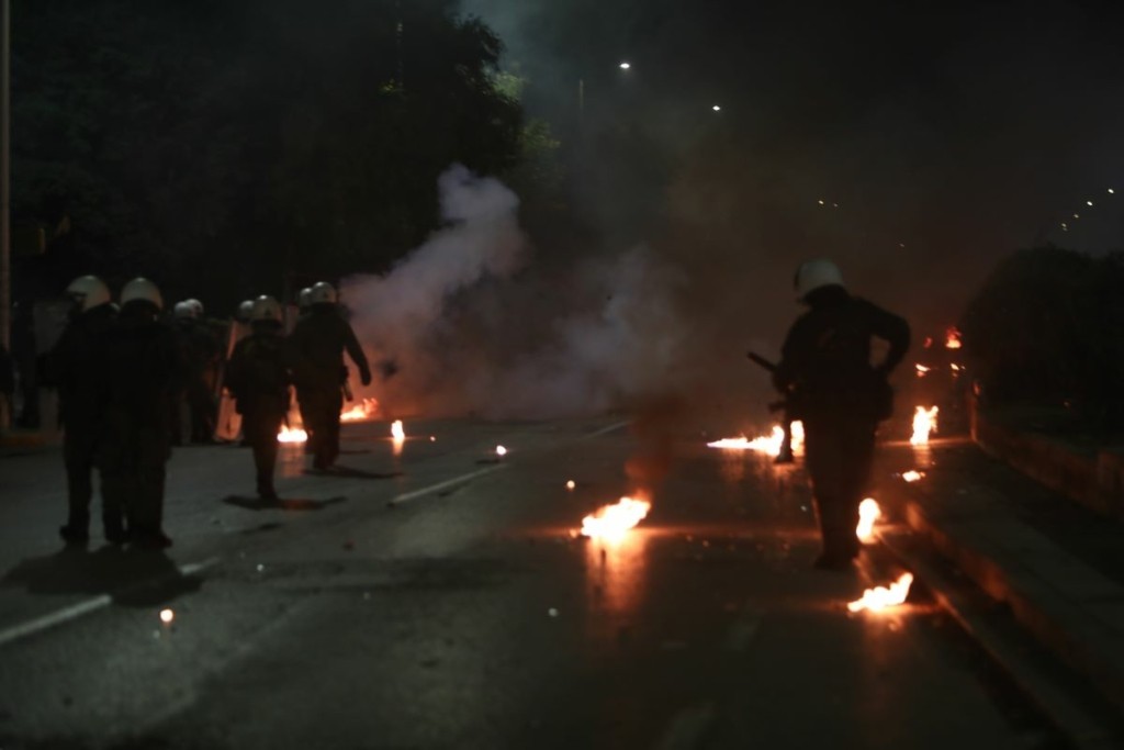 Επεισόδια στη Θεσσαλονίκη μετά τον αγώνα Άρη – Ολυμπιακού – Επιτέθηκαν σε αστυνομικούς