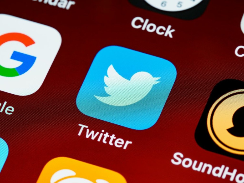 “Πόλεμος” Κομισιόν με Twitter – «Eπέλεξε την αντιπαράθεση»