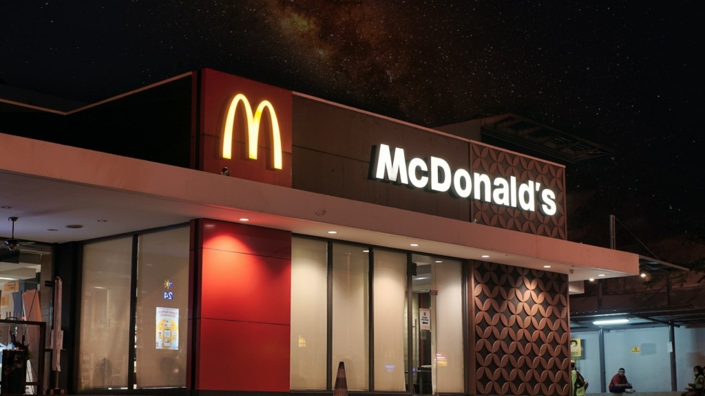 Τα McDonald’s στη Λευκορωσία μετονομάζονται σε “Νόστιμο και τελεία”