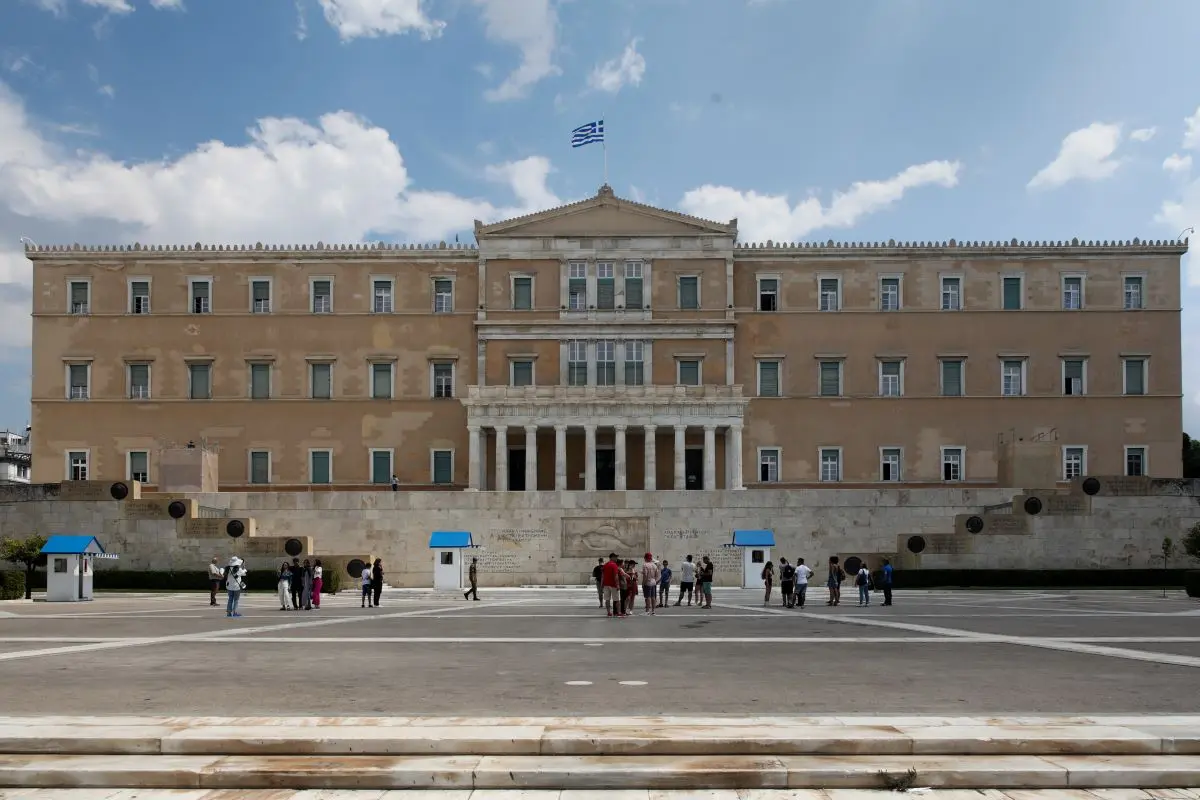 Με στιλέτο “πεταλούδα” συνελήφθη ο 14χρονος στη Βουλή – “Το βρήκα στο δρόμο”