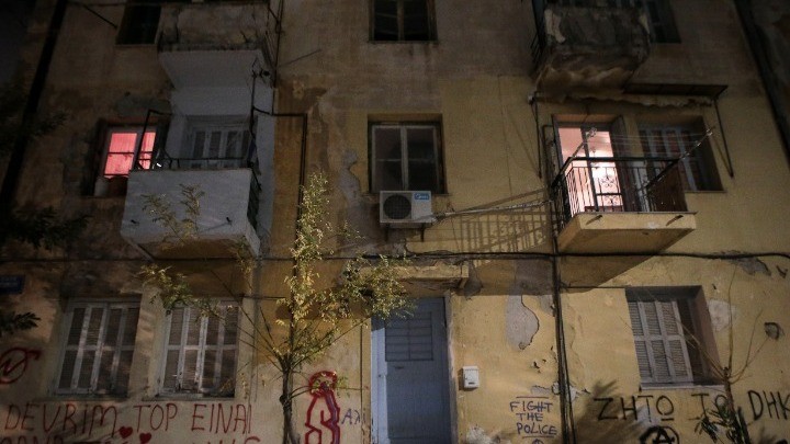 Βίντεο ντοκουμέντο από τα επεισόδια στη λεωφόρο Αλεξάνδρας – Πετούσαν τούβλα μέχρι και κουφώματα κατά των αστυνομικών (vid)