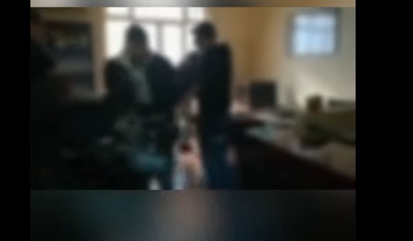 “Βία στη βία” – Ο Ρουβίκωνας μπούκαρε στο γραφείο του κλητήρα που έκανε την έξωση στην Ιωάννα Κολοβού