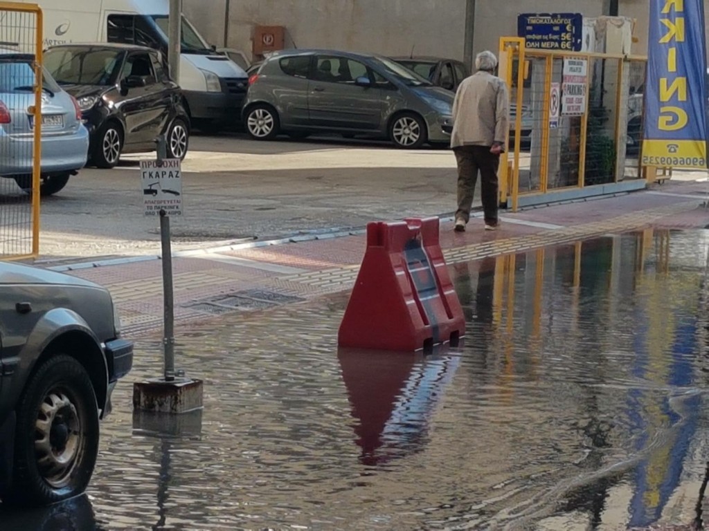 Είδε την “άλλη πλευρά” της πλημμύρας στον Πειραιά – Φόρεσε τα βατραχοπέδιλα του και πήγε για βουτιές(vid)