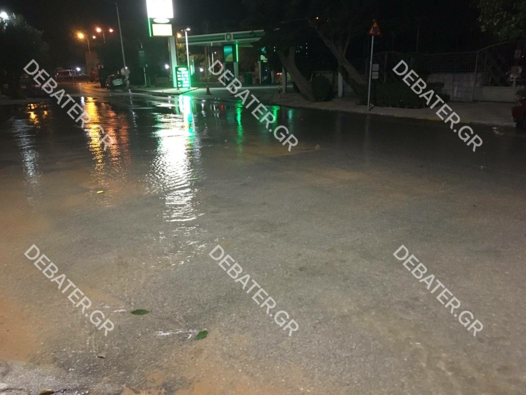 Έσπασε αγωγός νερού στο Παλαιό Φάληρο – Πλημμύρισε ολόκληρη γειτονιά (pics)