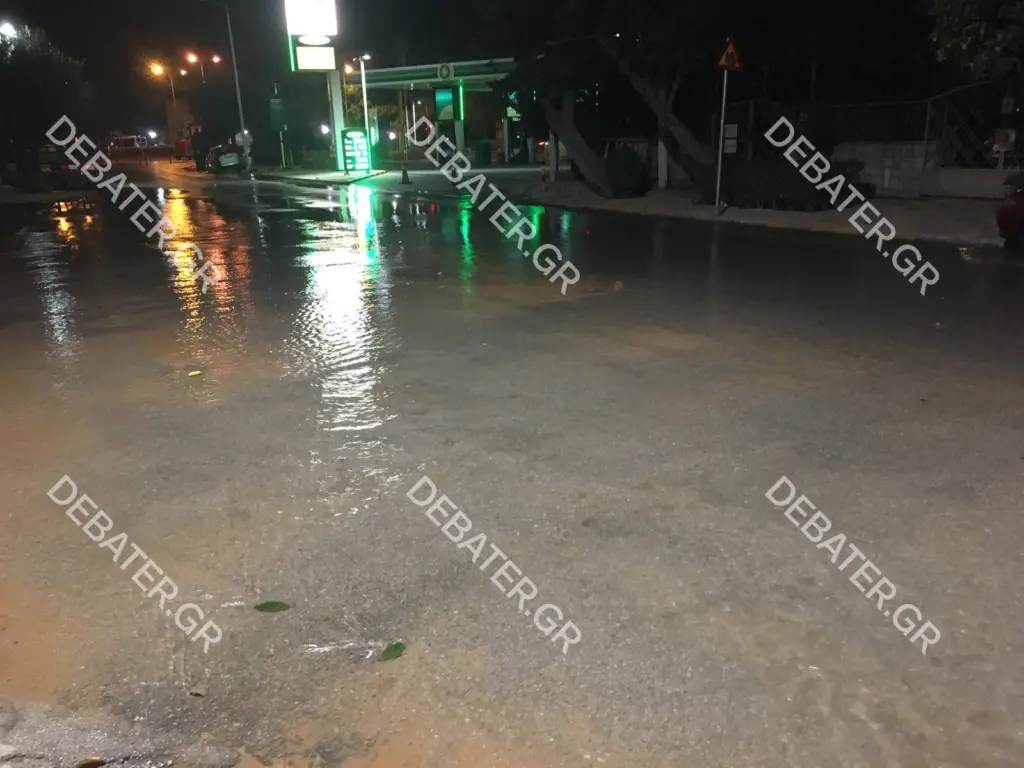 Έσπασε αγωγός νερού στο Παλαιό Φάληρο – Πλημμύρισε ολόκληρη γειτονιά (pics)