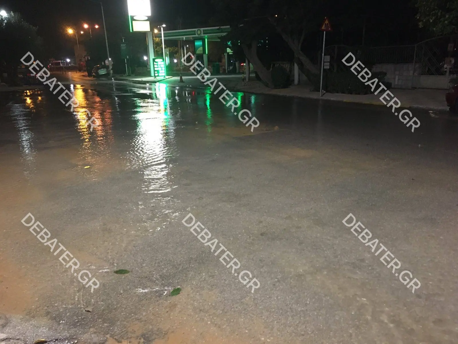 Έσπασε αγωγός νερού στο Παλαιό Φάληρο – Πλημμύρισε ολόκληρη γειτονιά (pics)
