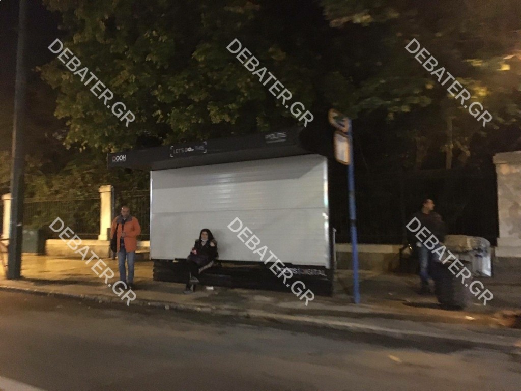 Έβαλαν προστατευτικά μέχρι και στις διαφημιστικές πινακίδες στις στάσεις λεωφορείων (pics&vid)