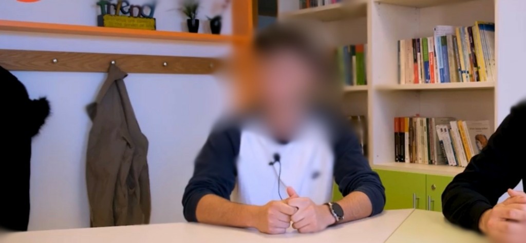 Ο 19χρονος “λύνει” τη σιωπή του για την “Κιβωτό” – “Τον είχα σαν πατέρα μου και δεν αντέδρασα, μας έκαναν πλύση εγκεφάλου” (vid)