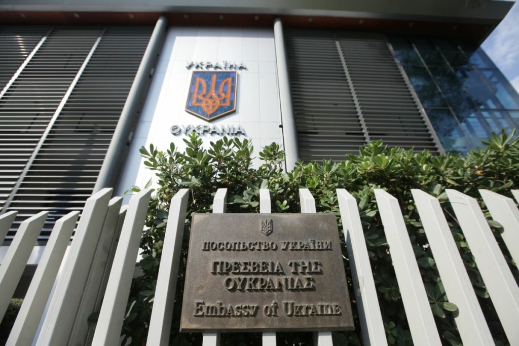 Ματωμένος φάκελος εντοπίστηκε στην ουκρανική πρεσβεία και στην Αθήνα – Είχε μέσα μάτια ζώων