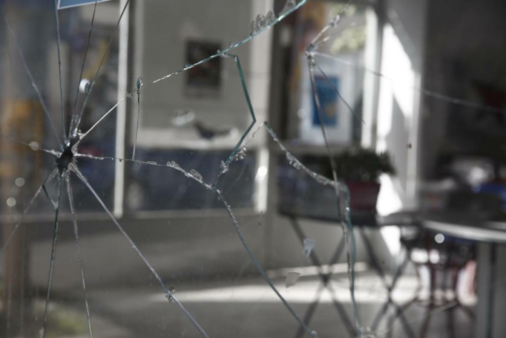 “Επιδρομή” αγνώστων με ρόπαλα και βαριοπούλες στη Θεσσαλονίκη – Διέλυσαν βιτρίνες (pics&vid)