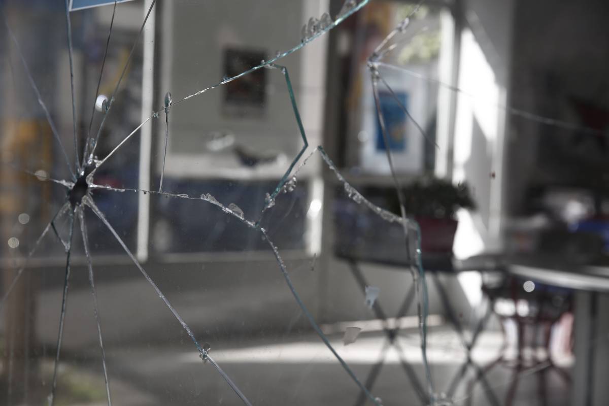 “Επιδρομή” αγνώστων με ρόπαλα και βαριοπούλες στη Θεσσαλονίκη – Διέλυσαν βιτρίνες (pics&vid)