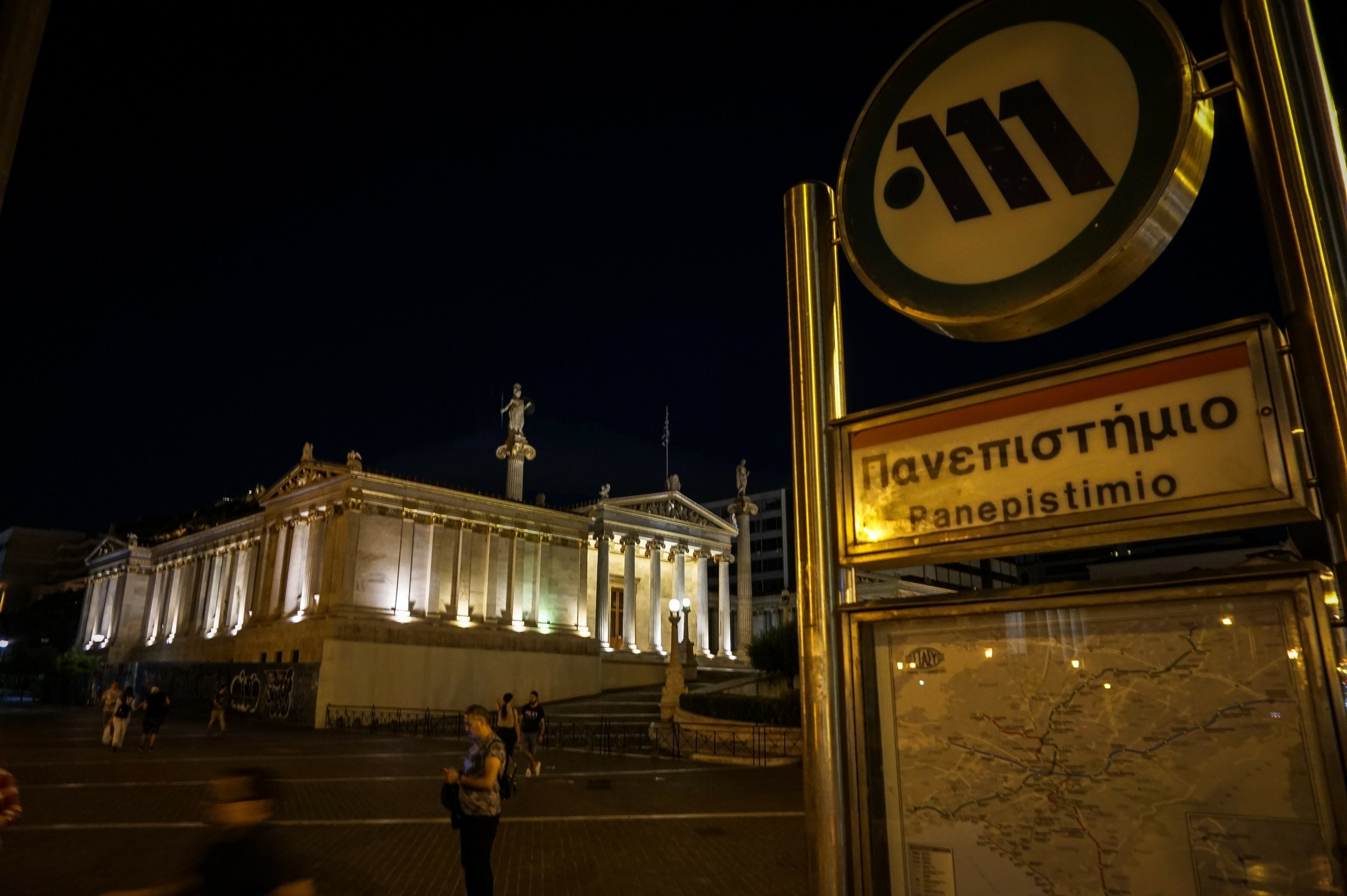 “Κόβονται” δρομολόγια λεωφορείων υπό το φόβο επεισοδίων μετά το θάνατο του 16χρονου Ρομά – Έκλεισε ο σταθμός του Μετρό “Πανεπιστήμιο”