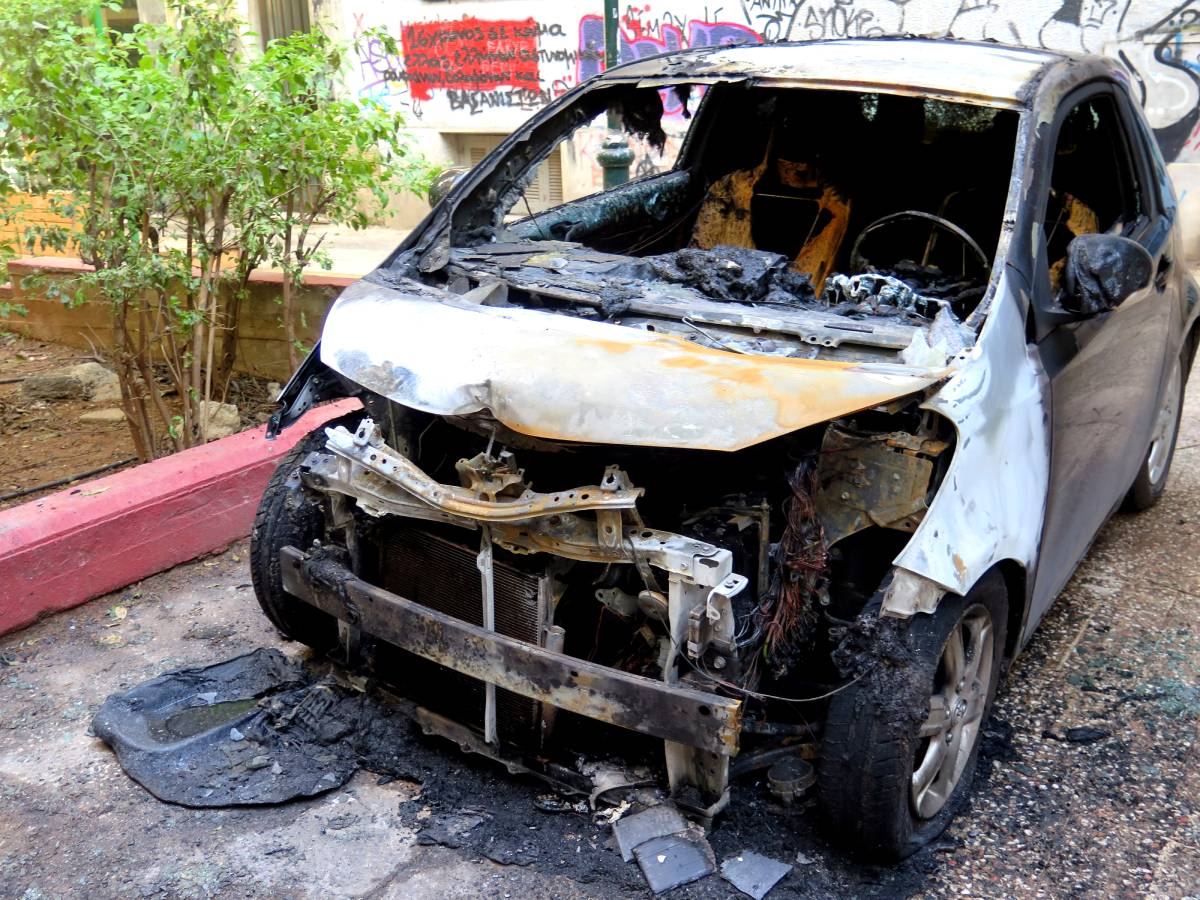 Έτρεχε τη νύχτα η Πυροσβεστική – Φωτιές σε τέσσερα οχήματα