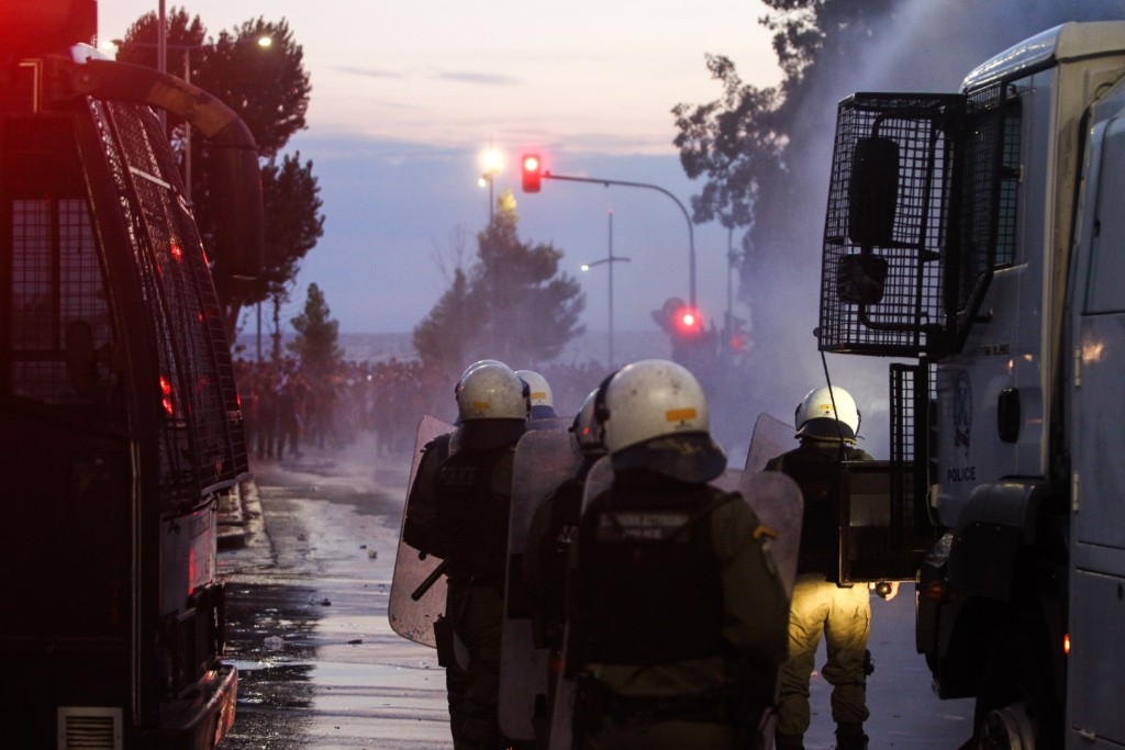 Μολότοφ κατά διμοιρίας των ΜΑΤ έξω από την πύλη εμπορίου στη ΔΕΘ