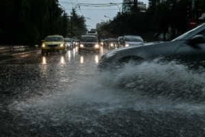 Κακοκαιρία “Adel”: “Κόκκινη προειδοποίηση” από την ΕΜΥ για ισχυρές βροχές και καταιγίδες – Ποιες περιοχές θα σαρώσουν