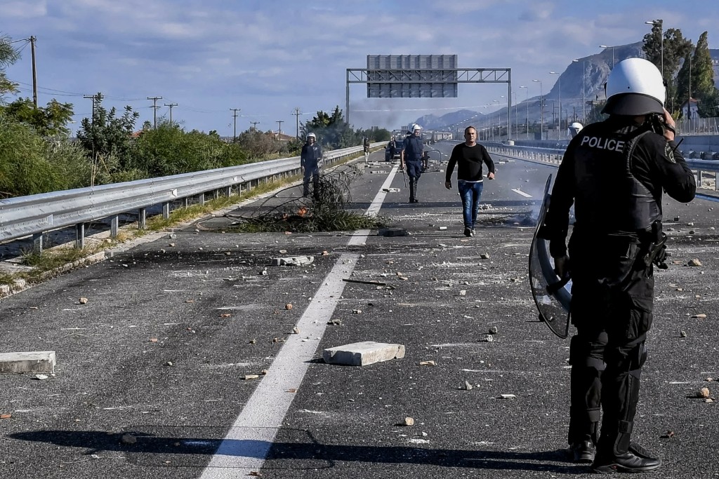Έκλεισε η Εθνική Οδός Αθηνών Κορίνθου στα Μέγαρα – Οι Ρομά πετούν πέτρες στους αστυνομικούς