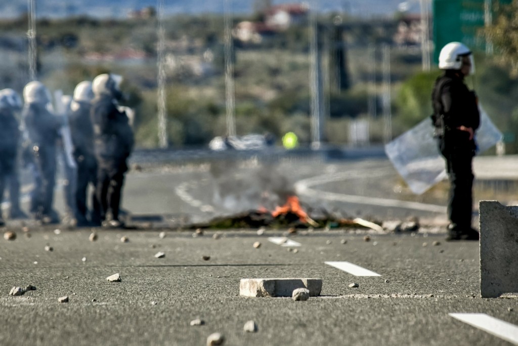 Οι Ρομά ξεσηκώθηκαν και έκλεισαν την Εθνική Οδό Αθηνών – Κορίνθου σε δύο σημεία