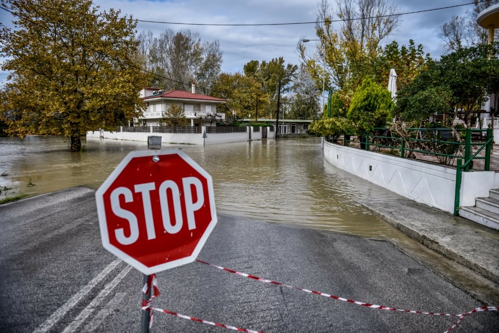 Κλειστοί δρόμοι στην Κέρκυρα μετά από κατολισθήσεις – Σε συναγερμό το Ιόνιο από την κακοκαιρία GAIA