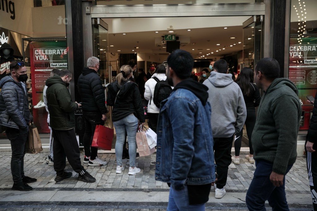 Σε εορταστικούς ρυθμούς αγορά και καταναλωτές – Ανοιχτά σήμερα καταστήματα και σούπερ μάρκετ