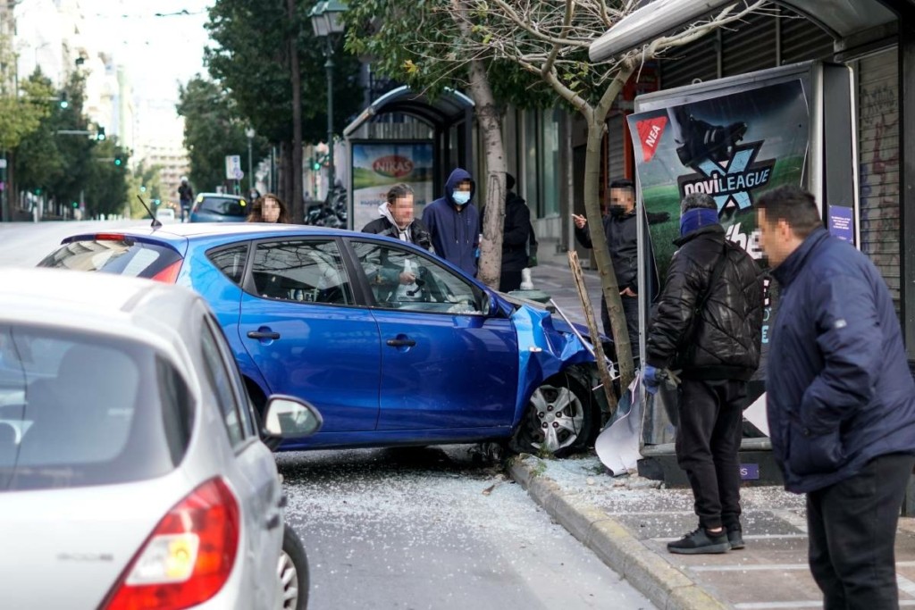 Τρελή πορεία αυτοκινήτου στη Θεσσαλονίκη – Έπεσε σε στάση λεωφορείου – Δύο τραυματίες