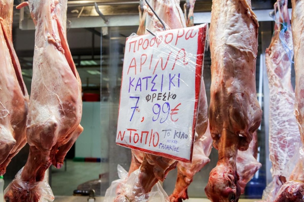Αρνί και κατσίκι παίρνουν την “πρωτιά” του χοιρινού στο γιορτινό τραπέζι
