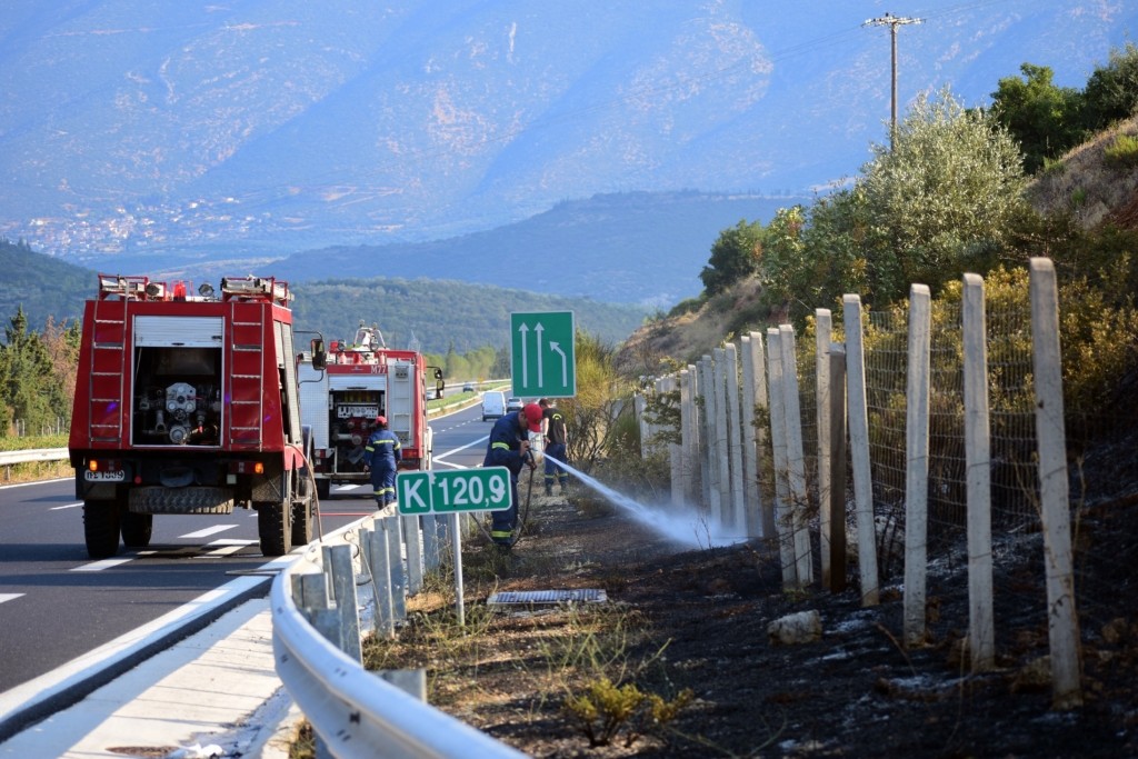 Διακοπή της κυκλοφορίας στην Εθνική Οδό Αθηνών Κορίνθου και στα δύο ρεύματος λόγω πυρκαγιάς σε αυτοκίνητο