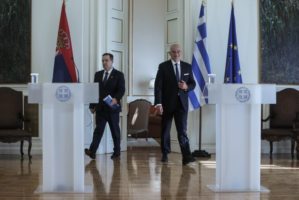 Στο Βελιγράδι τη Δευτέρα ο Δένδιας – Συνάντηση με τον Σέρβο ομόλογό του