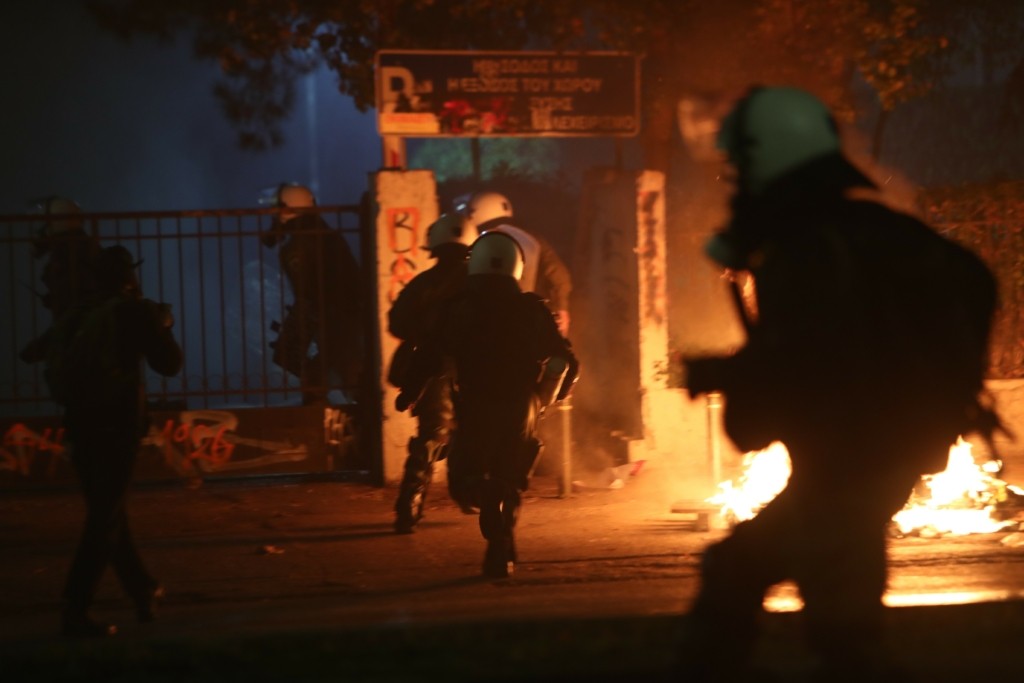 Μολότοφ και βομβίδες κρότου λάμψης στην πορεία για τον 16χρονο Ρομά στη Θεσσαλονίκη (vid)