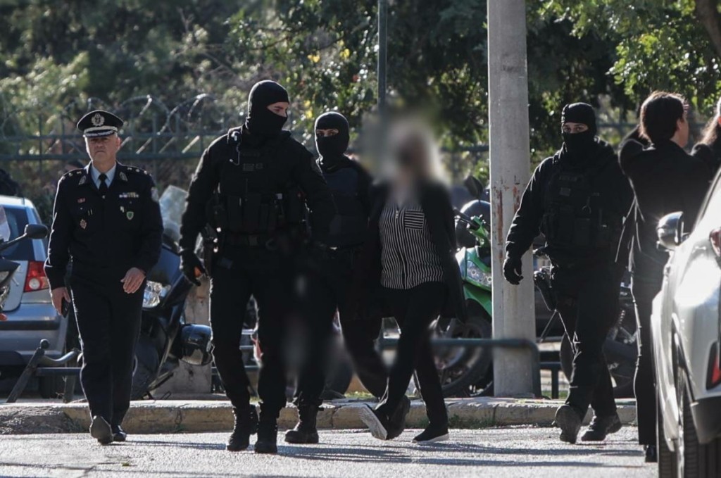 Ξανά στα δικαστήρια η Ρούλα Πισπιρίγκου – Ενώπιον της ανακρίτριας για τους θανάτους Μαλένας και Ίριδας