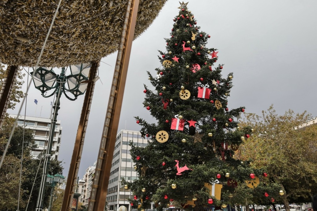 Το απόγευμα η φωταγώγηση του χριστουγεννιάτικου δέντρου στο Σύνταγμα – Όλες οι λεπτομέρειες