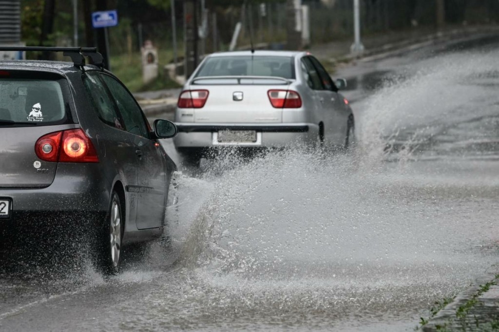 Νέο έκτακτο δελτίο για βροχές και καταιγίδες σε επτά περιοχές – Έπεσαν βράχοι στην Αθηνών – Κορίνθου