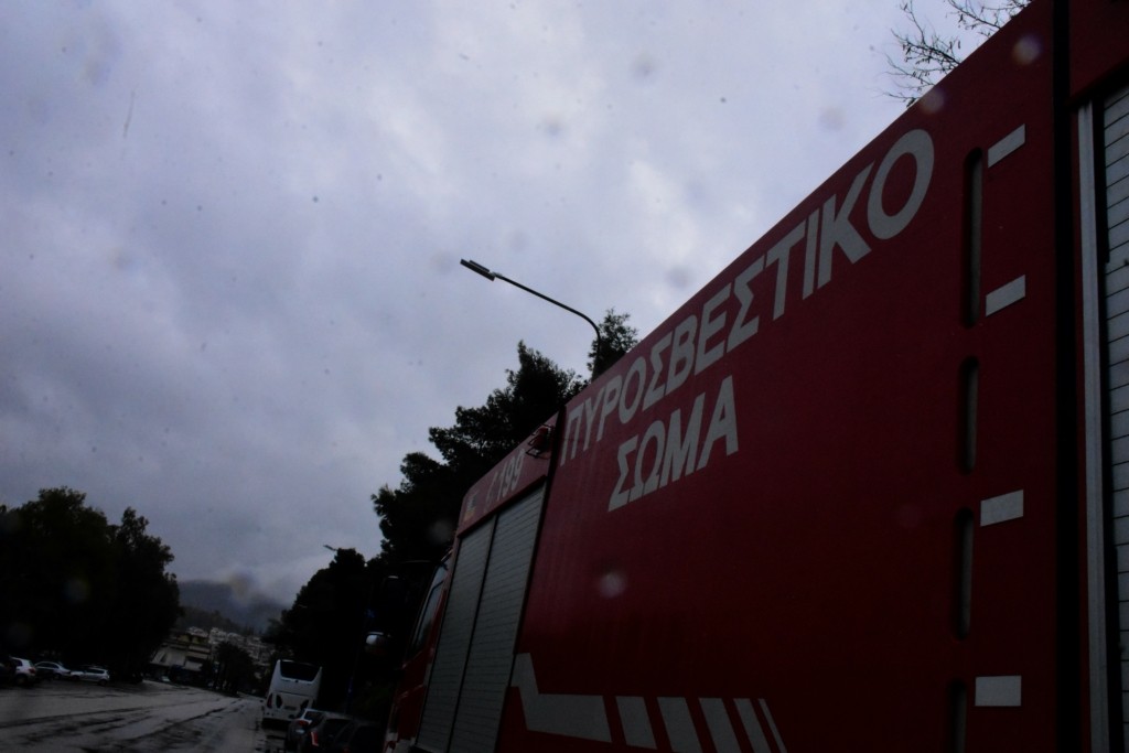 Φωτιά σε εγκαταλελειμμένο κτίριο στο κέντρο της Αθήνας κοντά στο Εθνικό Θέατρο
