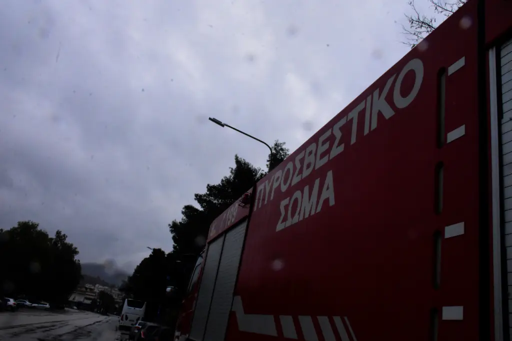 Φωτιά σε εγκαταλελειμμένο κτίριο στο κέντρο της Αθήνας κοντά στο Εθνικό Θέατρο
