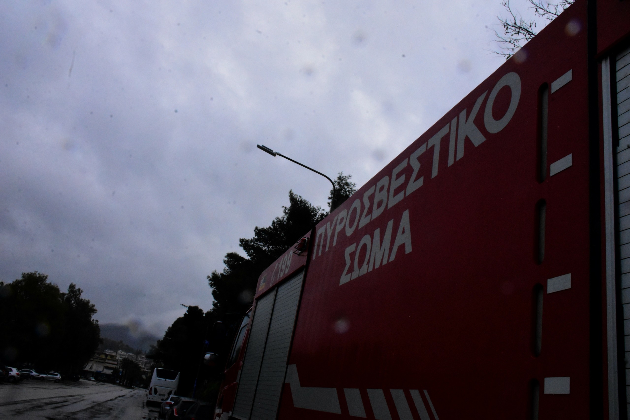Φωτιά σε εγκαταλελειμμένο κτίριο στο κέντρο της Αθήνας κοντά στο Εθνικό Θέατρο