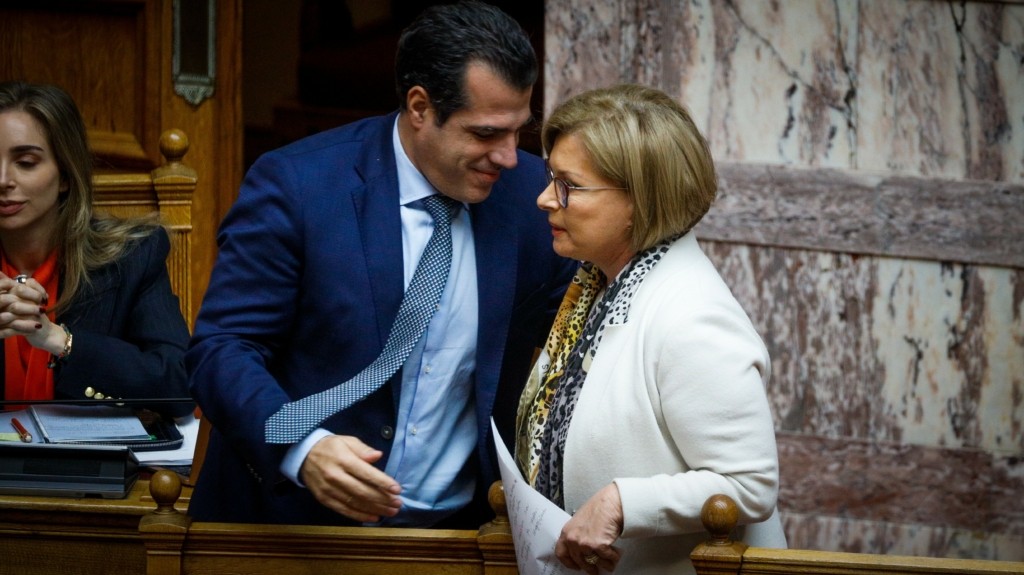 Πέρασε “καθαρά” το νομοσχέδιο για τη δευτεροβάθμια περίθαλψη – Οι αντιδράσεις της αντιπολίτευσης (vids)