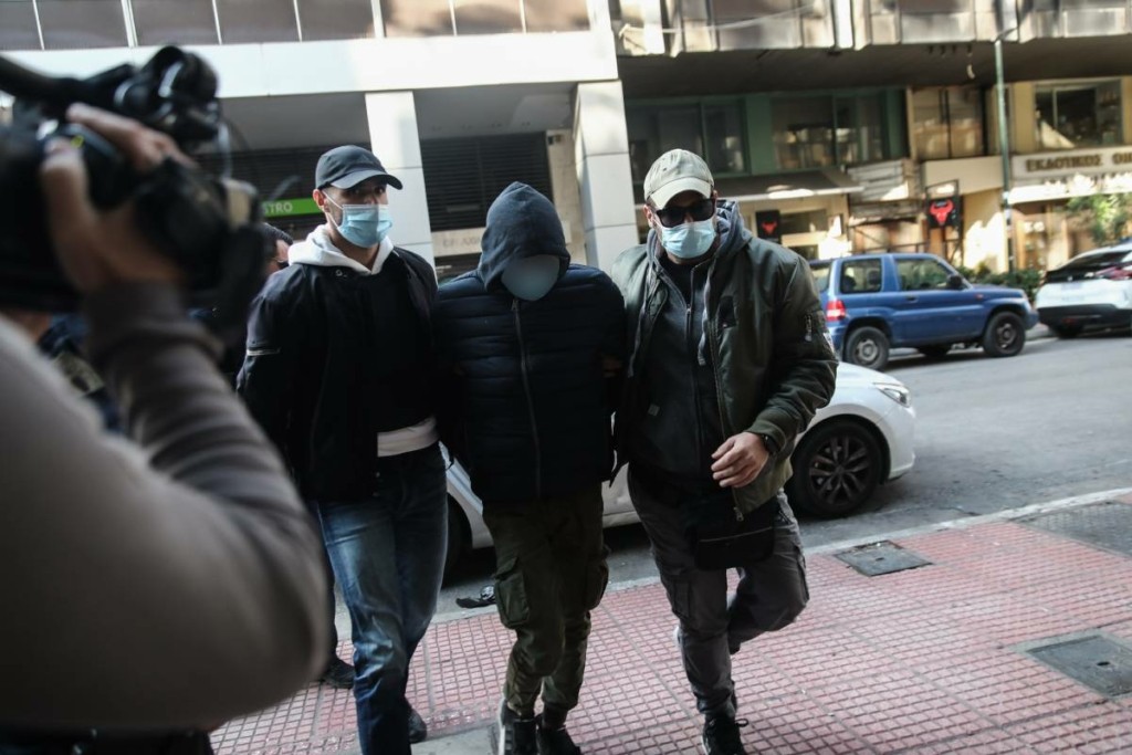 Απολογείται ο ο 25χρονος γυναικοκτόνος του Πειραιά – Του επιτέθηκε φίλος της 19χρονης – “Σκότωσες το κορίτσι μας”