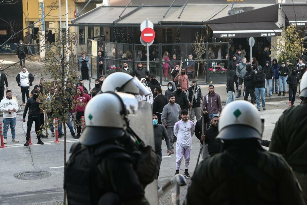 Απολογείται ο αστυνομικός που πυροβόλησε τον 16χρονο – “Βράζουν” οι Ρομά – Διαμαρτυρία στα δικαστήρια