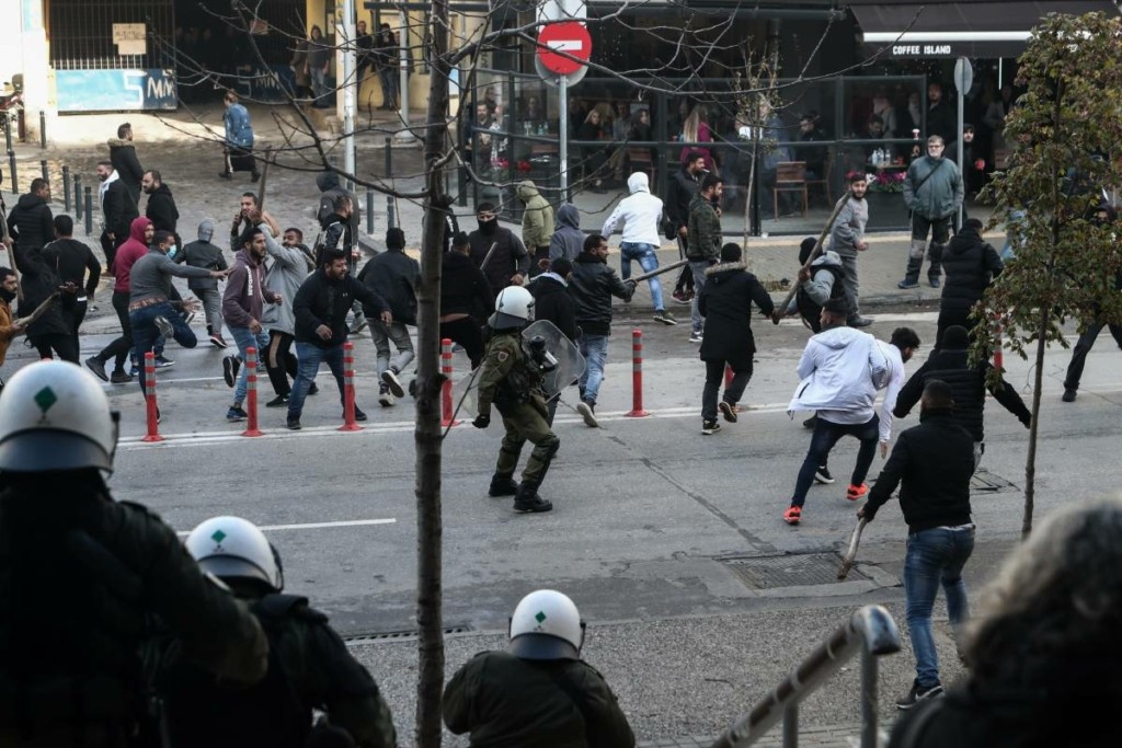 Με κρανιοεγκεφαλικές κακώσεις ο 16χρονος – Απειλούν με νέα επεισόδια οι Ρομά – Ετοιμάζουν μεγάλη συγκέντρωση