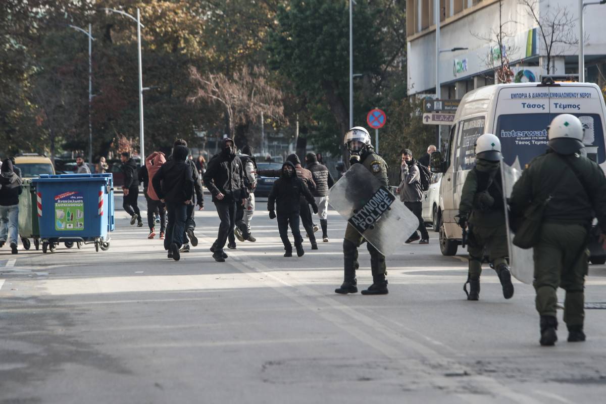 Σε “κόκκινο συναγερμό” η ΕΛΑΣ σε όλη τη χώρα υπό το φόβο εξεγέρσεων των Ρομά μετά το θάνατο του 16χρονου