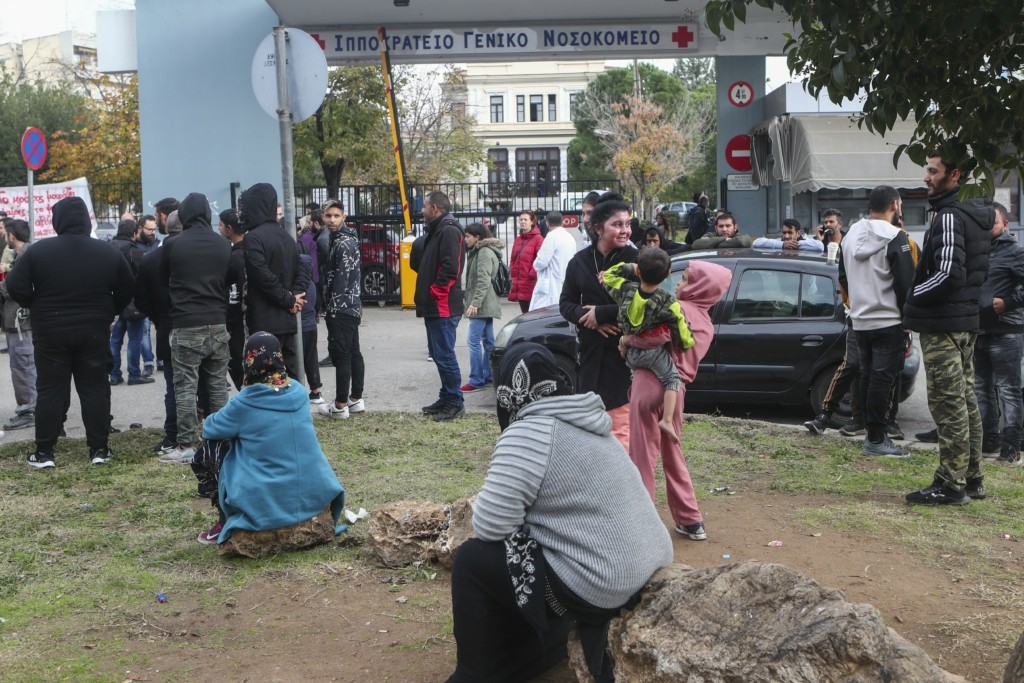 Παράσταση πολιτικής αγωγής από τους γονείς του 16χρονου που πυροβολήθηκε στη Θεσσαλονίκη – “Δε θέλουμε ο Κώστας να γίνει άλλος Αλέξης”