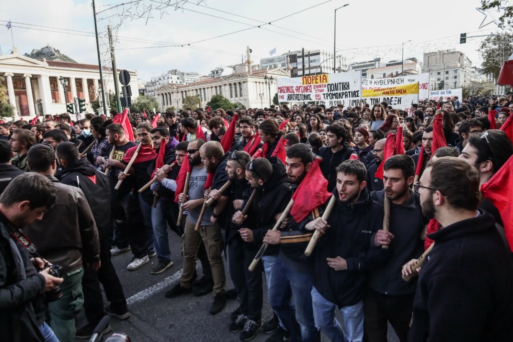 Σε εξέλιξη η πορεία στη μνήμη του Γρηγορόπουλου – Δρακόντεια τα μέτρα ασφαλείας στο κέντρο της Αθήνας