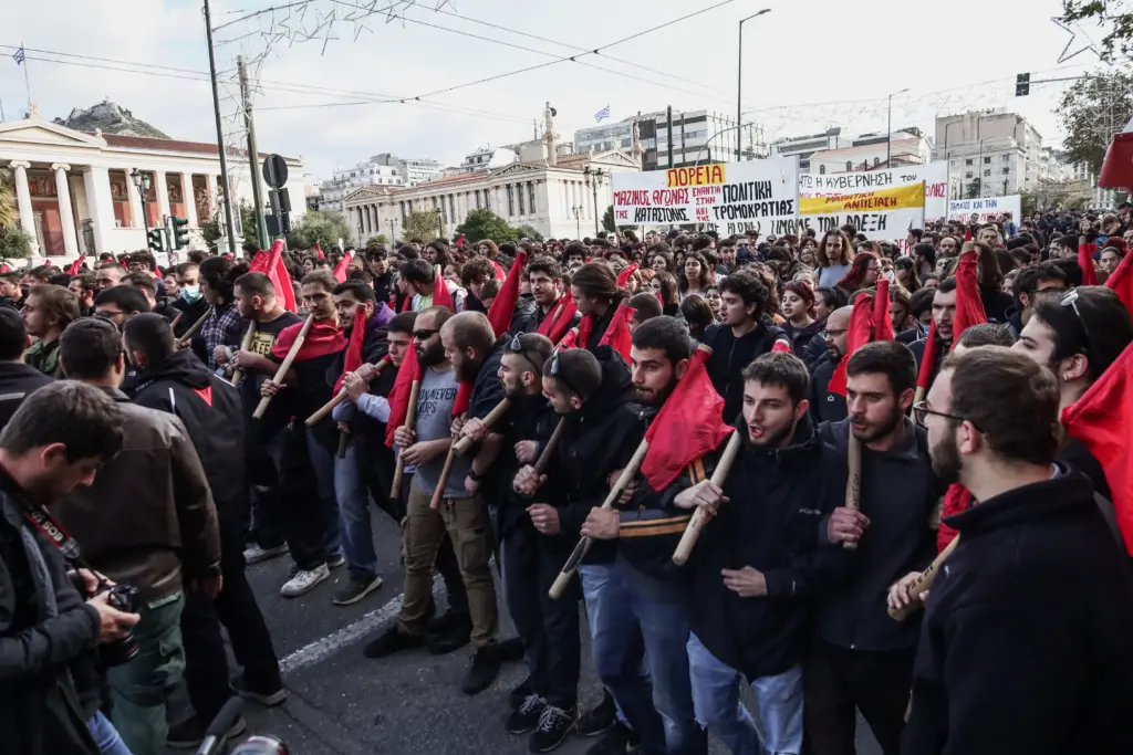 Σε εξέλιξη η πορεία στη μνήμη του Γρηγορόπουλου – Δρακόντεια τα μέτρα ασφαλείας στο κέντρο της Αθήνας