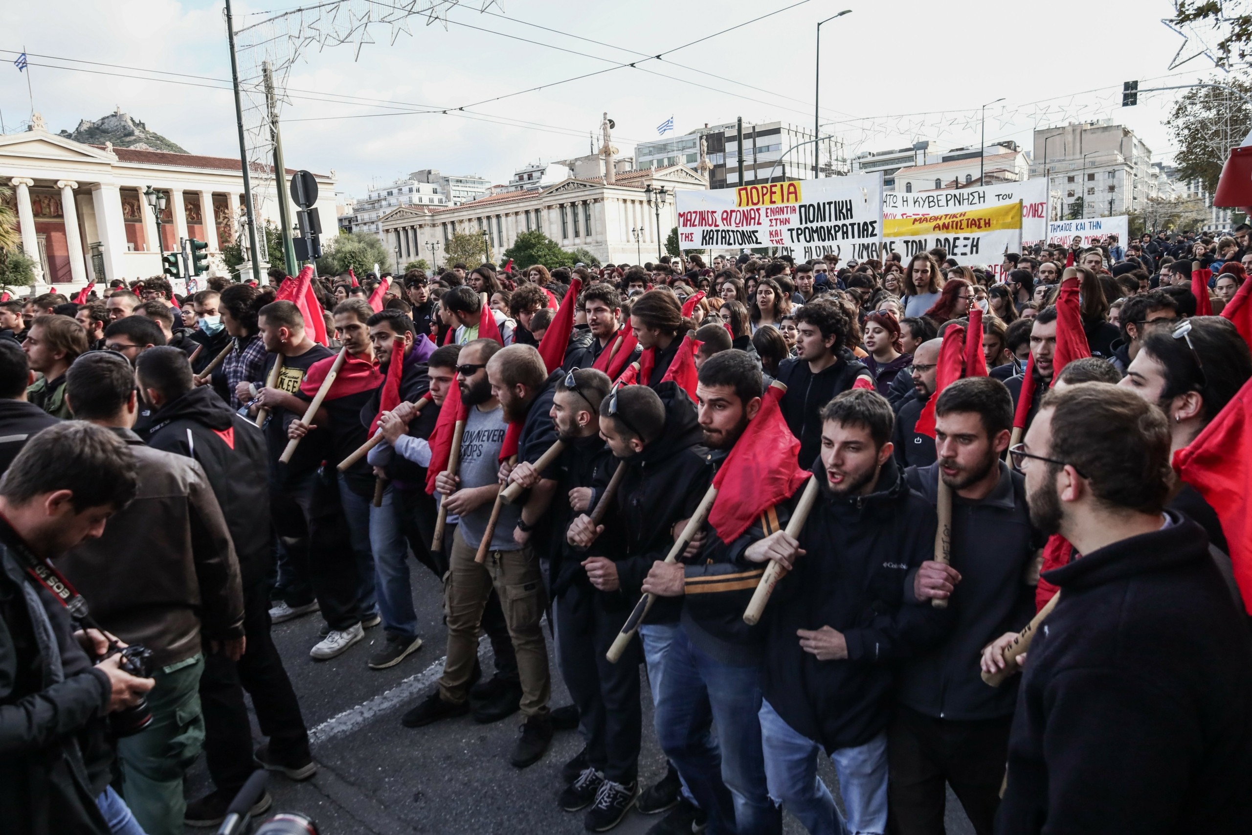 Σε εξέλιξη η πορεία στη μνήμη του Γρηγορόπουλου – Δρακόντεια τα μέτρα ασφαλείας στο κέντρο της Αθήνας