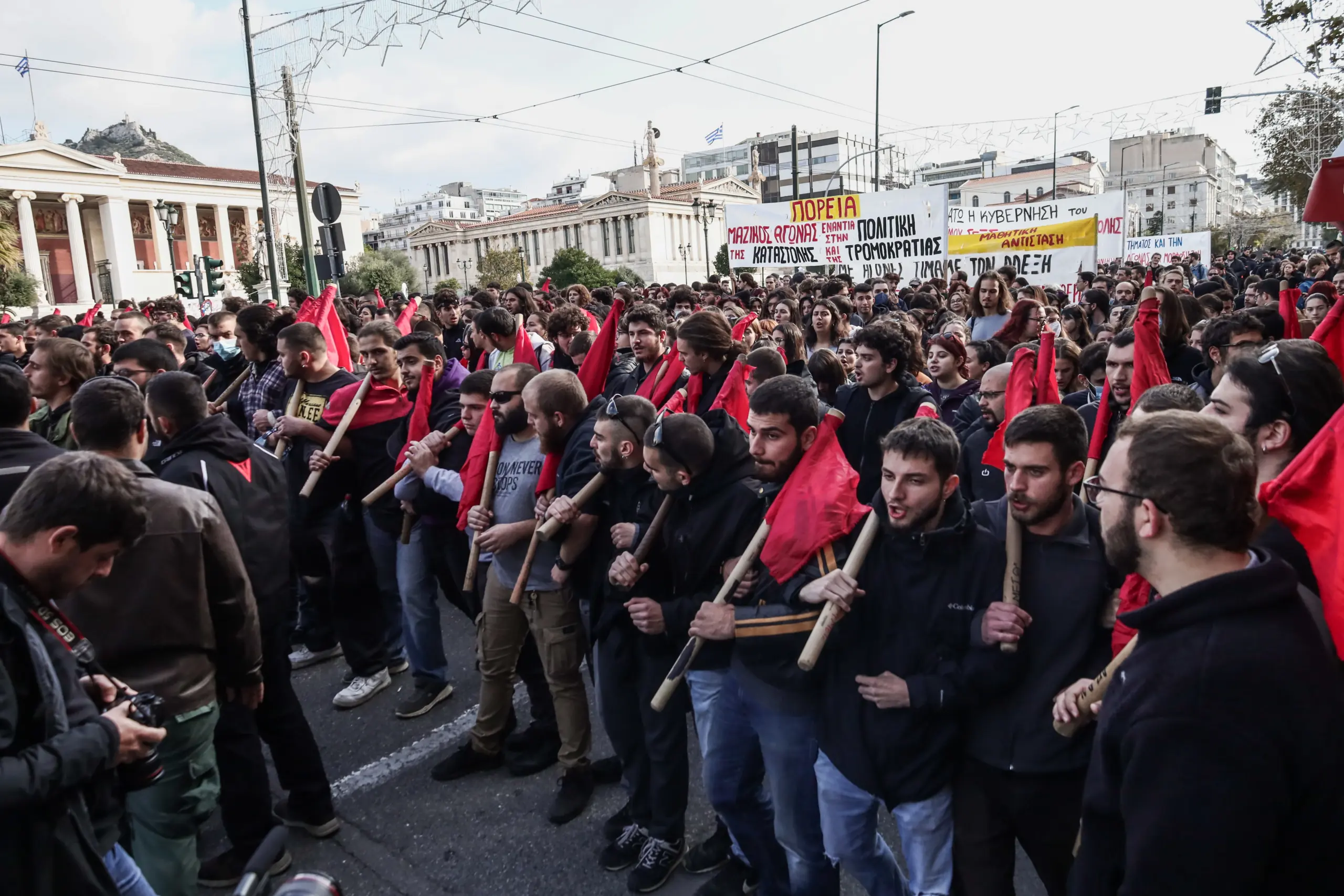 Σε εξέλιξη η πορεία στη μνήμη του Γρηγορόπουλου – Δρακόντεια τα μέτρα ασφαλείας στο κέντρο της Αθήνας