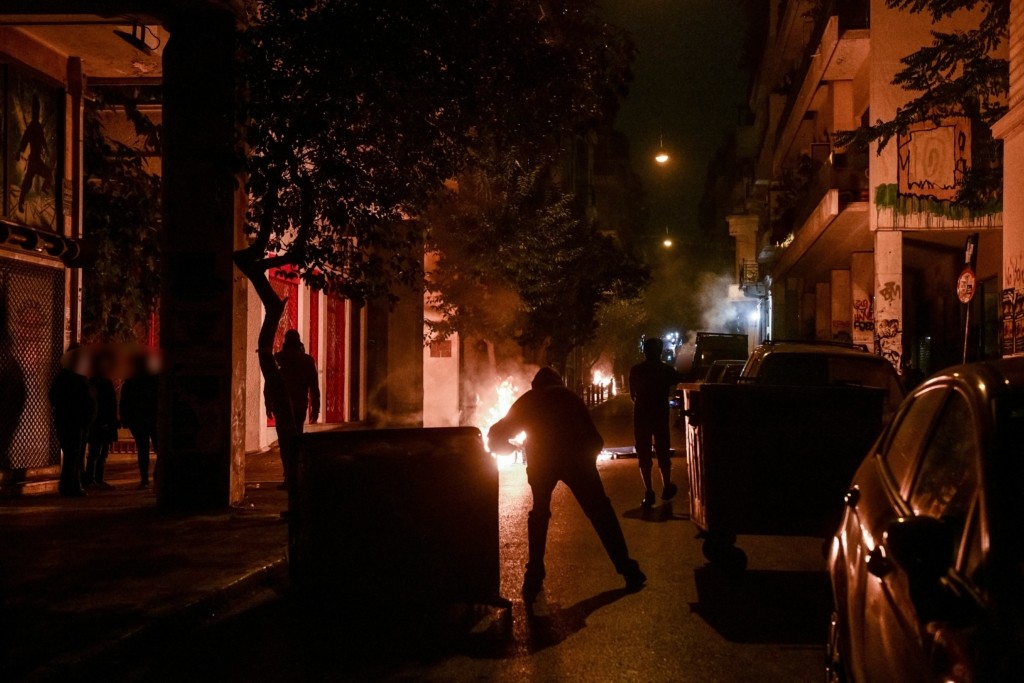 Επεισόδια στις πορείες για τον Αλέξανδρο Γρηγορόπουλο στα Εξάρχεια και στη Θεσσαλονίκη – Καίνε κάδους και πετάνε χημικά (pics&vid)