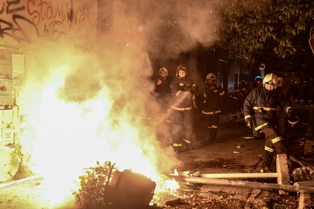 Σοβαρά επεισόδια στο Μενίδι με δύο αστυνομικούς τραυματίες – “Βράζουν” οι Ρομά σε όλη τη χώρα