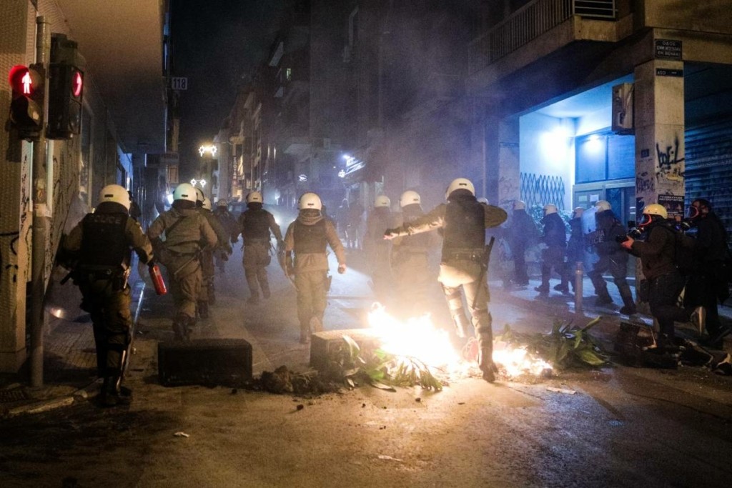 Πεδία μάχης Αθήνα και Θεσσαλονίκη μετά τις πορείες για τον Γρηγορόπουλο – Σοβαρά επεισόδια και συλλήψεις (vids)