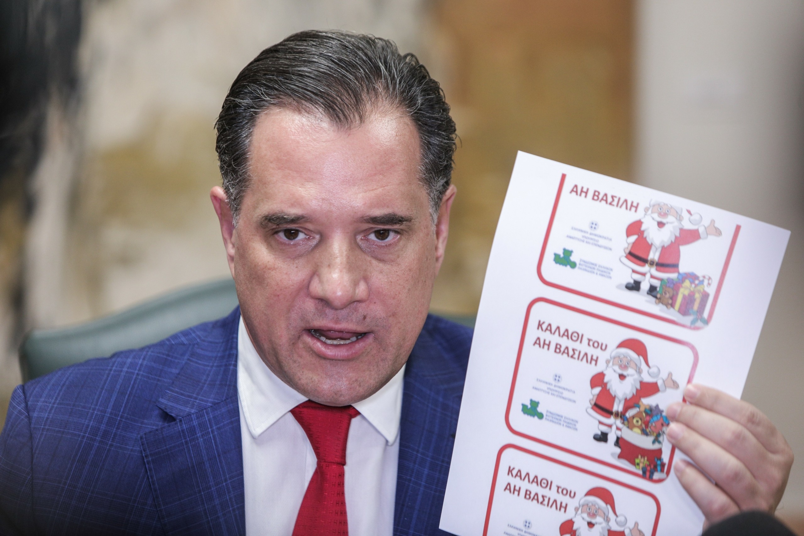 Αυτό είναι το καλάθι του Άη Βασίλη – Ποια παιχνίδια περιλαμβάβει και η εξαίρεση με τα μελομακάρονα και τους κουραμπιέδες