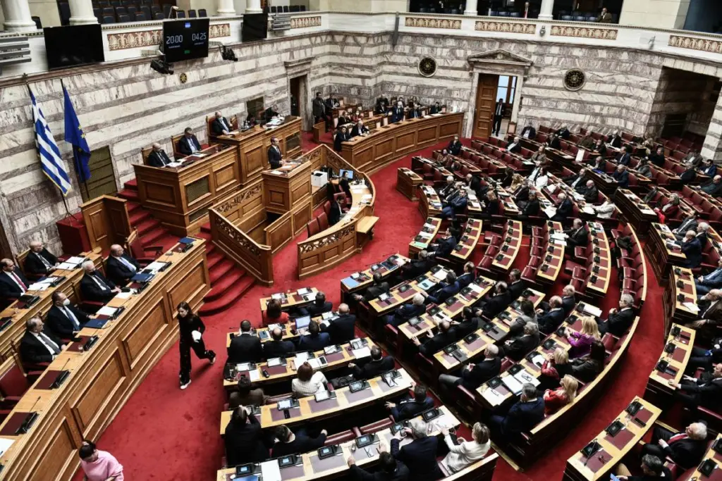 Σφοδρή αντιπαράθεση ΝΔ – ΣΥΡΙΖΑ για τις παρακολουθήσεις – “Αποκαλύπτονται σκοτεινά παιχνίδια”