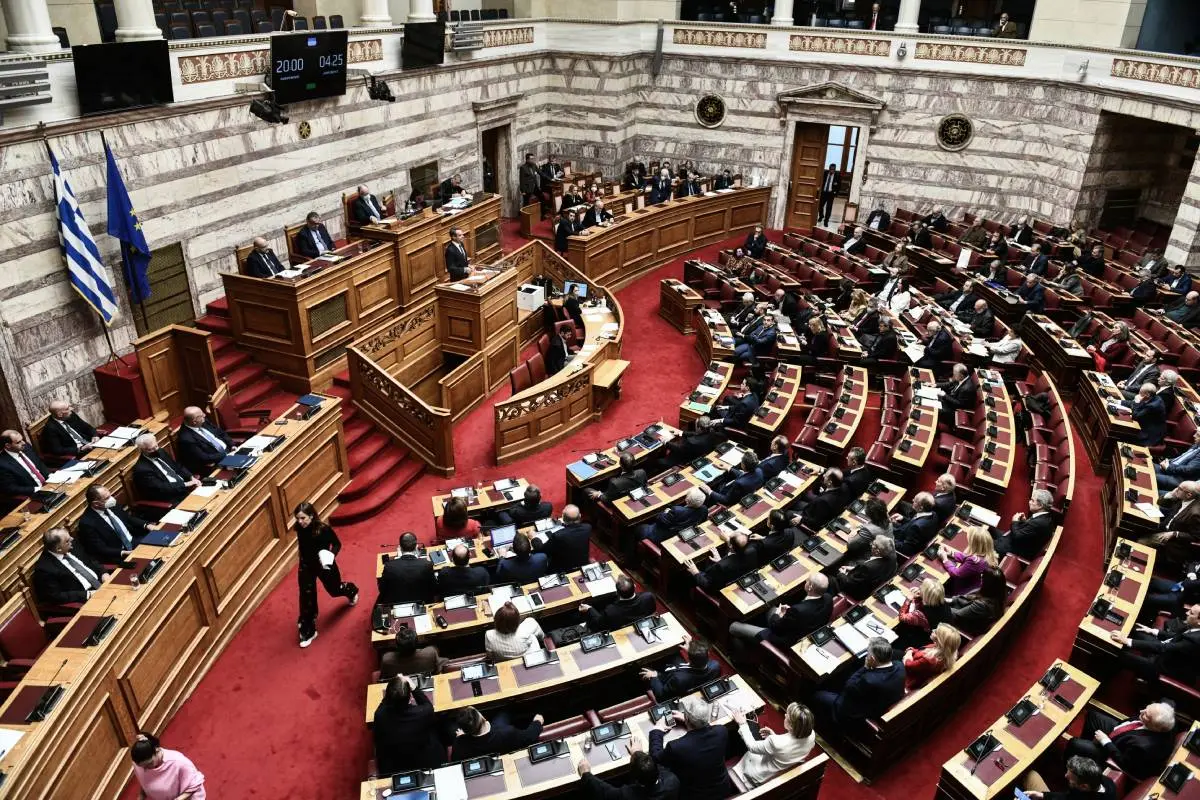 Σφοδρή αντιπαράθεση ΝΔ – ΣΥΡΙΖΑ για τις παρακολουθήσεις – “Αποκαλύπτονται σκοτεινά παιχνίδια”